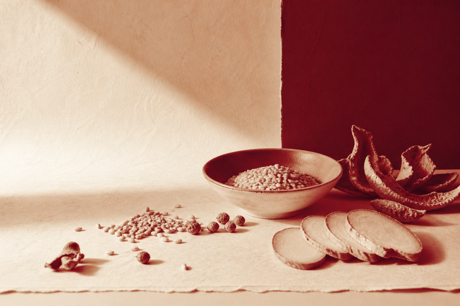 Gingembre, agrumes séchés, grains et bol en céramique